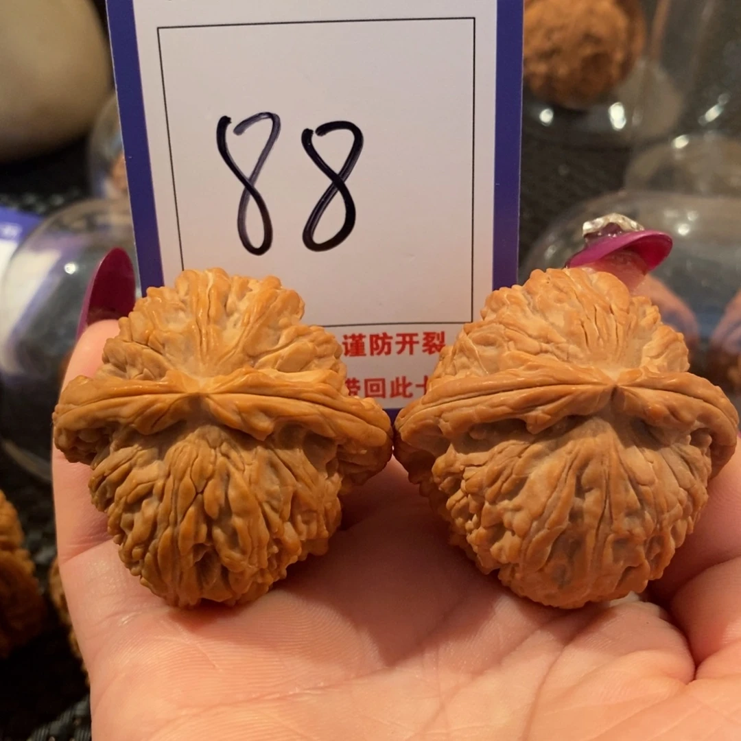 文玩核桃吊坠88卡姿兰大眼睛44尺