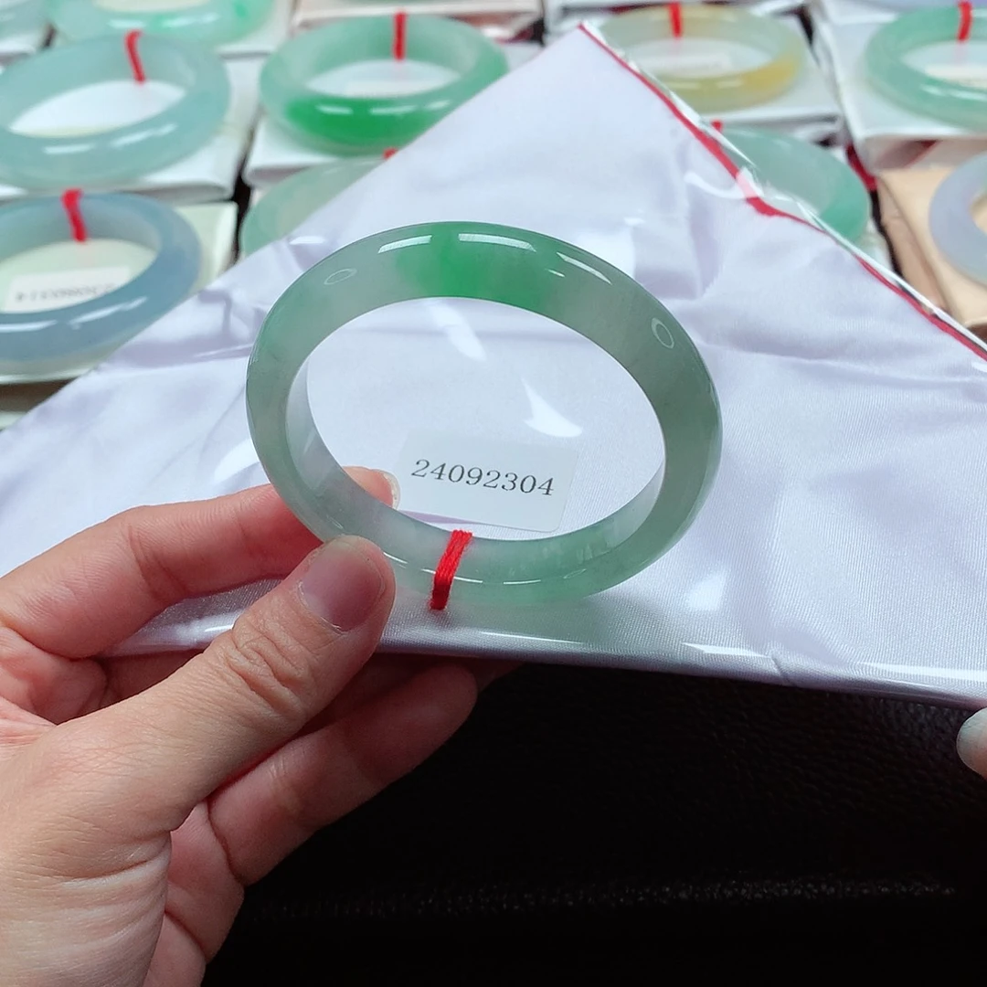 翡翠手镯（贵妃镯）未镶嵌天然A货翡翠手镯