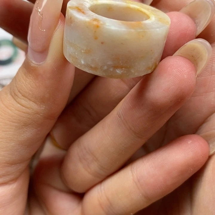 翡翠戒指未镶嵌奶*翡翠戒指