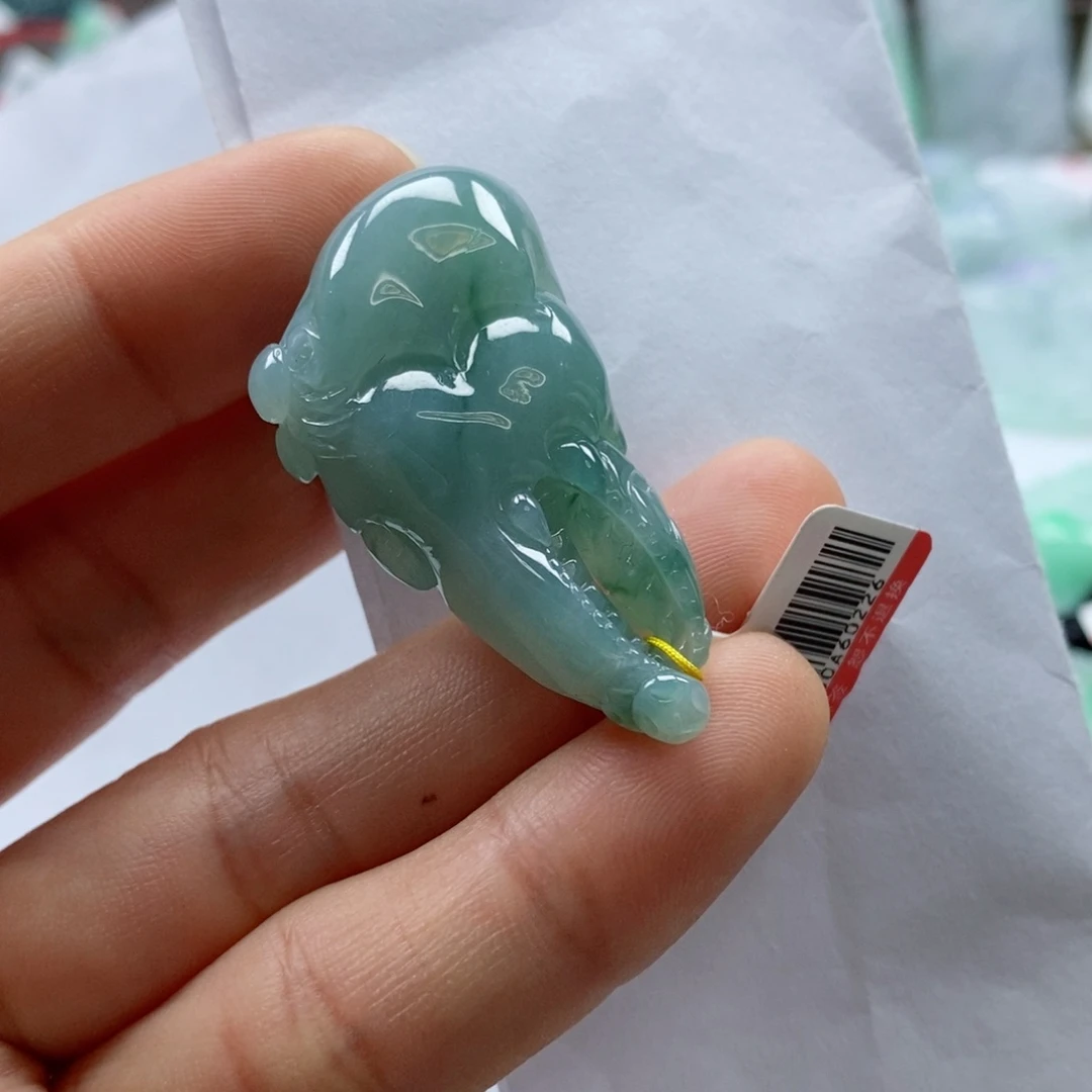 翡翠胸饰未镶嵌吊坠