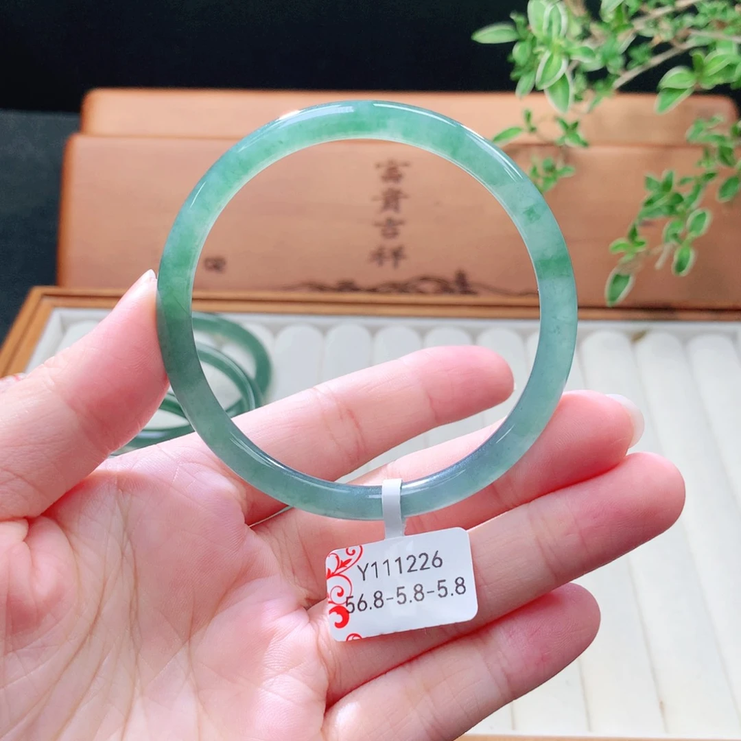 未镶嵌手镯（圆镯）翡翠