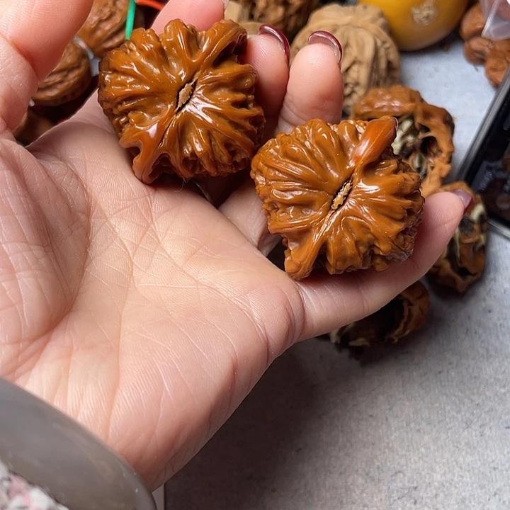 文玩核桃吊坠白狮子