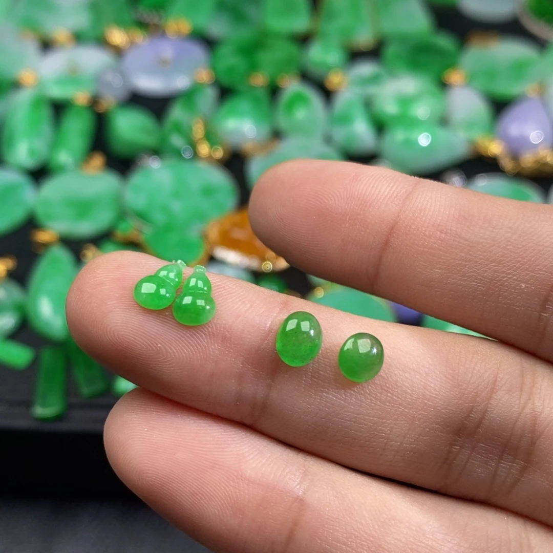 蜕***变翡翠未镶嵌颈饰翡翠