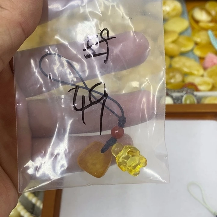 蜜蜡未镶嵌裸石吊坠