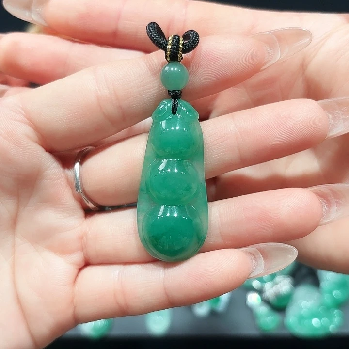 石英质玉（非洲翠）未镶嵌颈饰