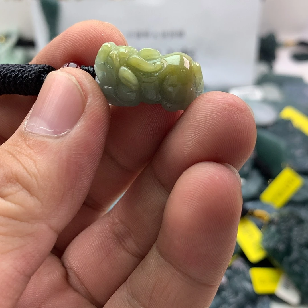 翡翠未镶嵌颈饰貔貅