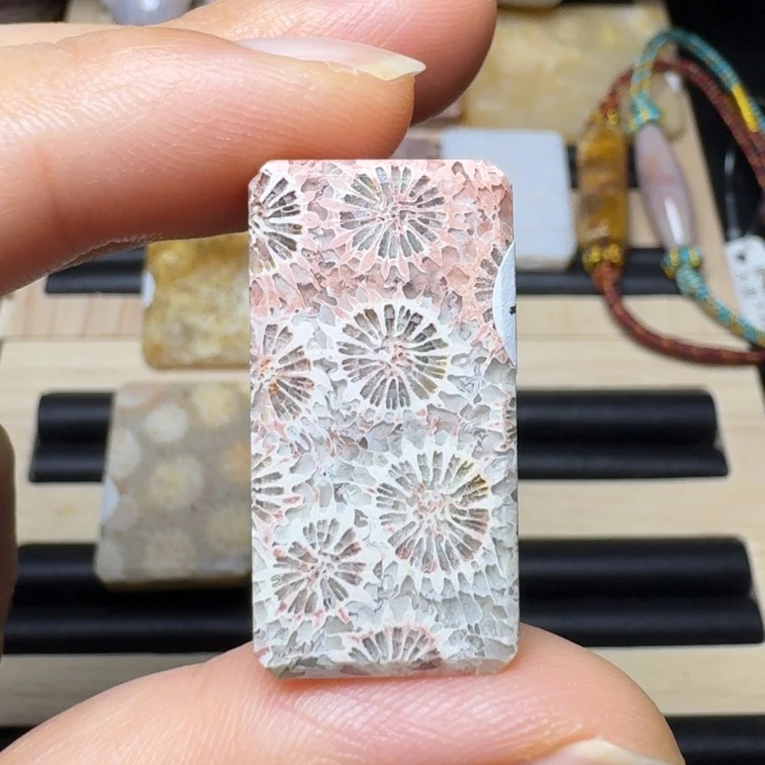 硅化玉干净的彩色瓷片大花，特价未镶嵌