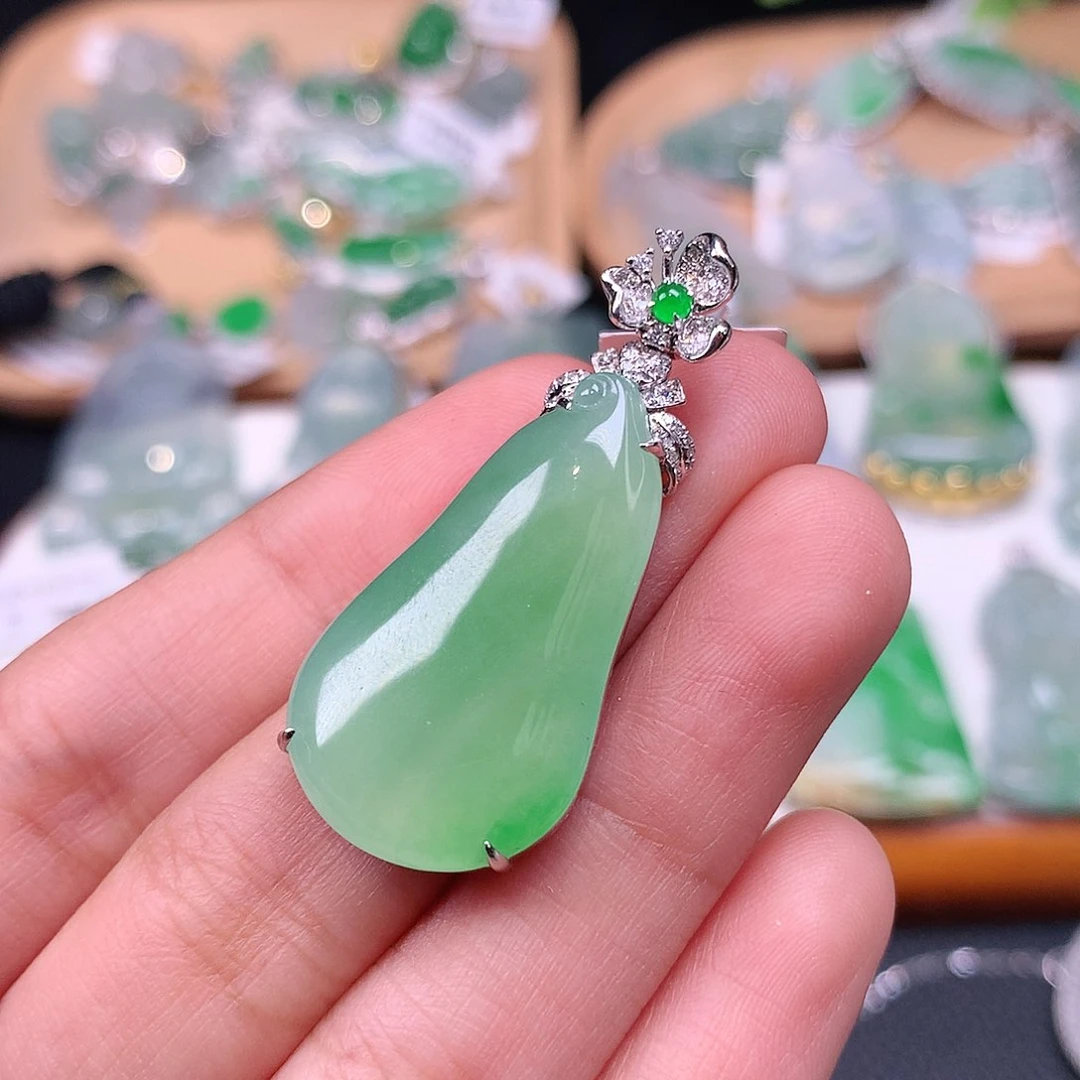 翡翠18K金镶嵌颈饰福瓜