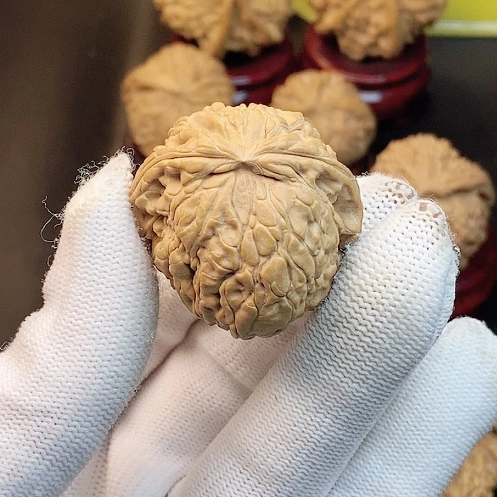 鲁***吃文玩核桃吊坠有裂瑕疵不退不换