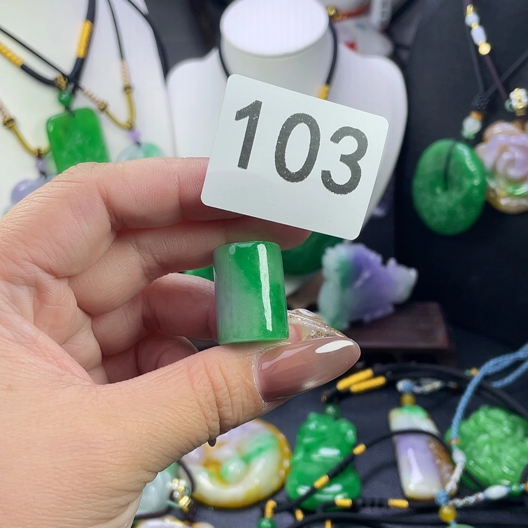 翡翠未镶嵌吊坠(赠链)