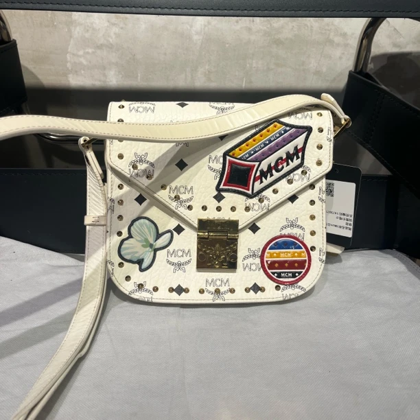 95新 MCM 复燃精选/白色邮差包