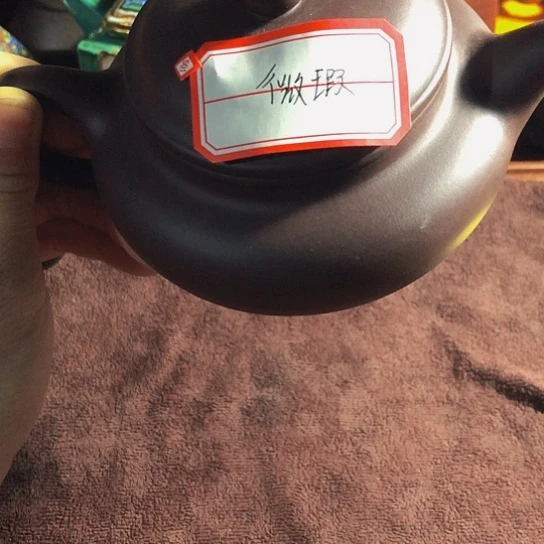 紫砂茶壶原矿泥料手工制作的紫砂壶。