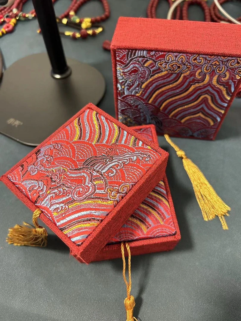 高档刺绣礼盒包装盒红色礼盒