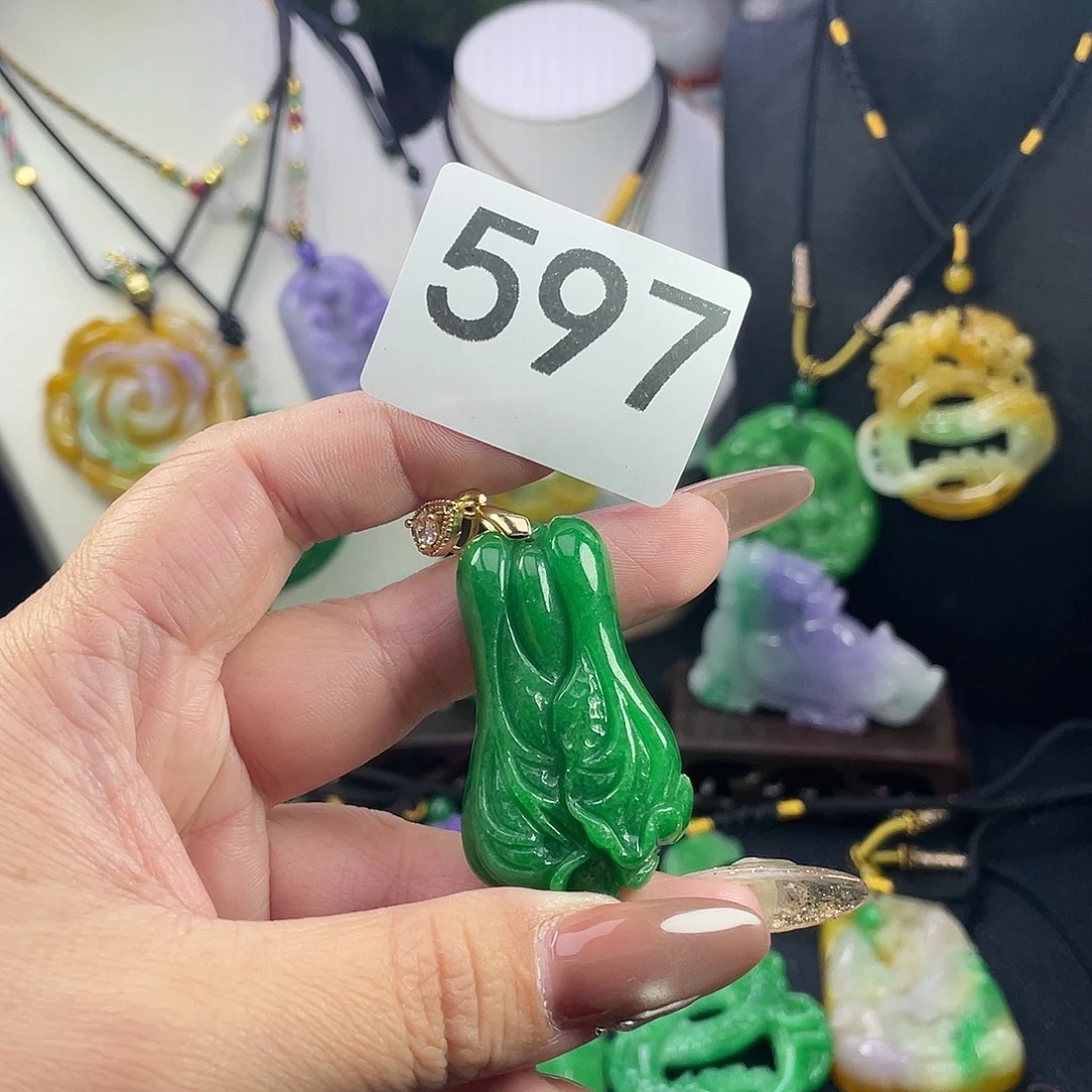 翡翠未镶嵌吊坠(赠链)