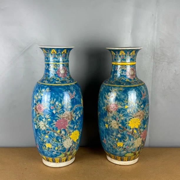 粉彩蓝地花鸟纹赏瓶一对