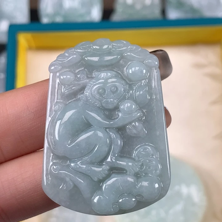 颈饰未镶嵌翡翠。****猴