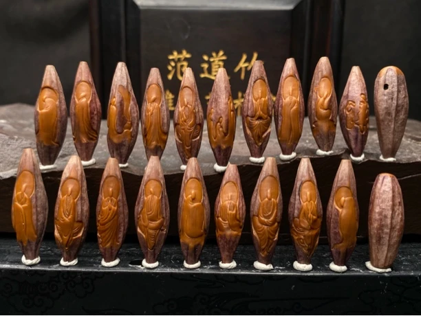 【范道竹核雕艺术】紫金.实心核.无相佛.0.9*2.7cm