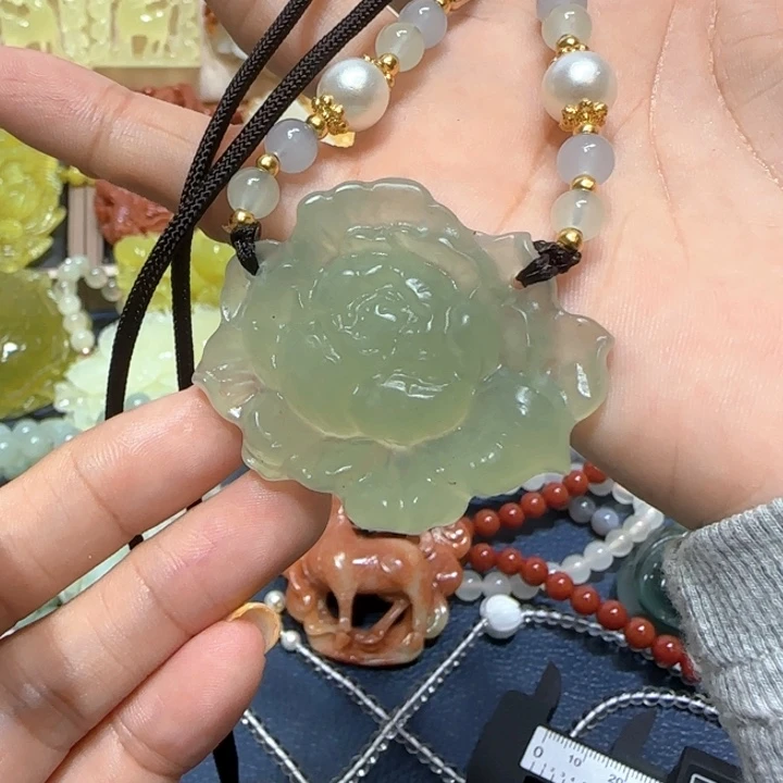 未镶嵌蛇纹石玉吊坠