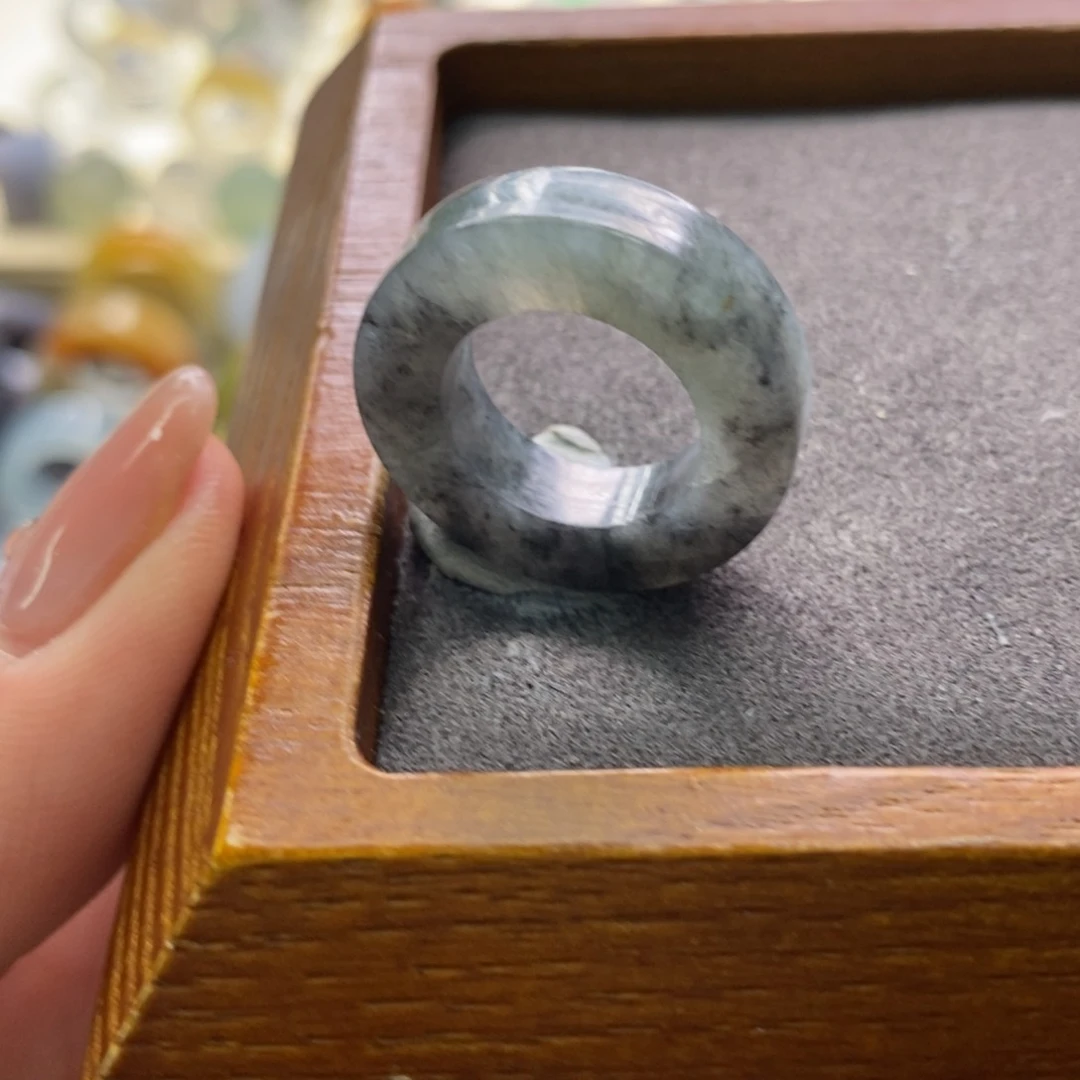 定制翡翠未镶嵌有裂