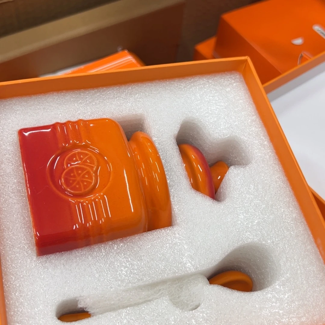 瓷橙色水果调料罐的