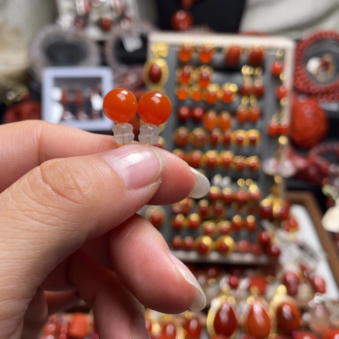 南红玛瑙18K金镶嵌圆珠耳钉