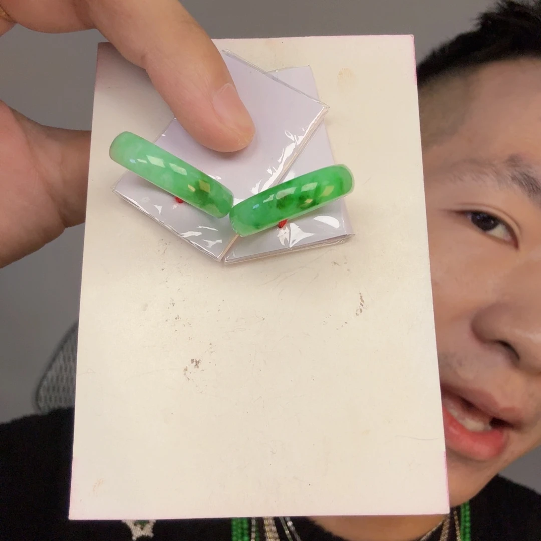 翡翠未镶嵌颈饰一件