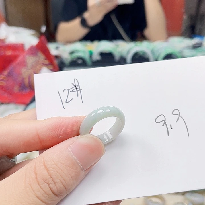 翡翠手镯未镶嵌翡翠