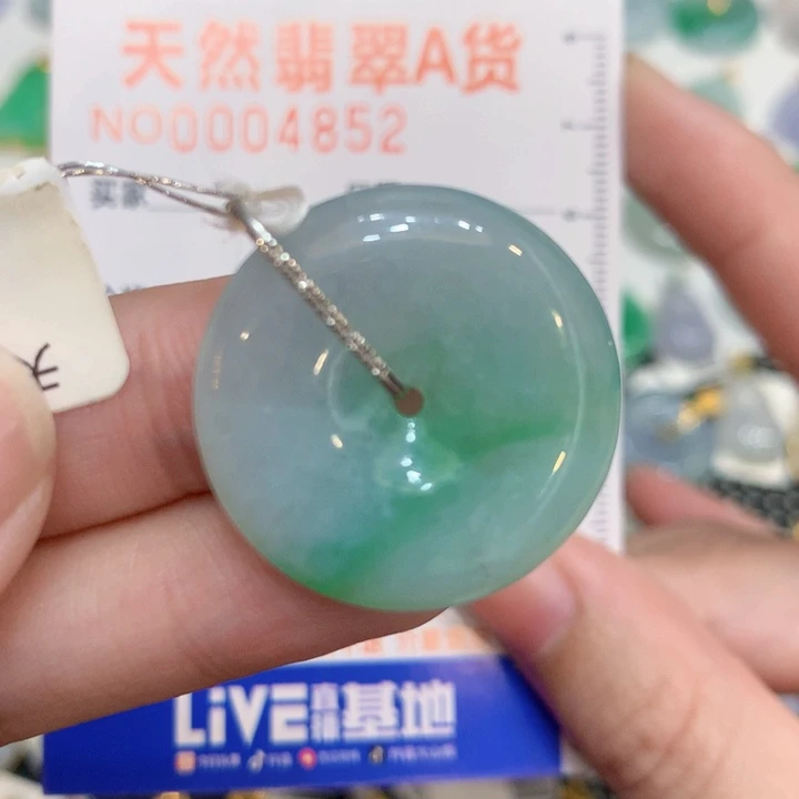 翡翠18K金镶嵌颈饰扣