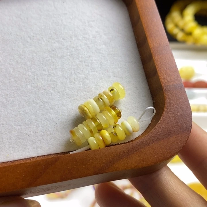 蜜蜡裸石未镶嵌大*。尺寸5加，瑕疵珠