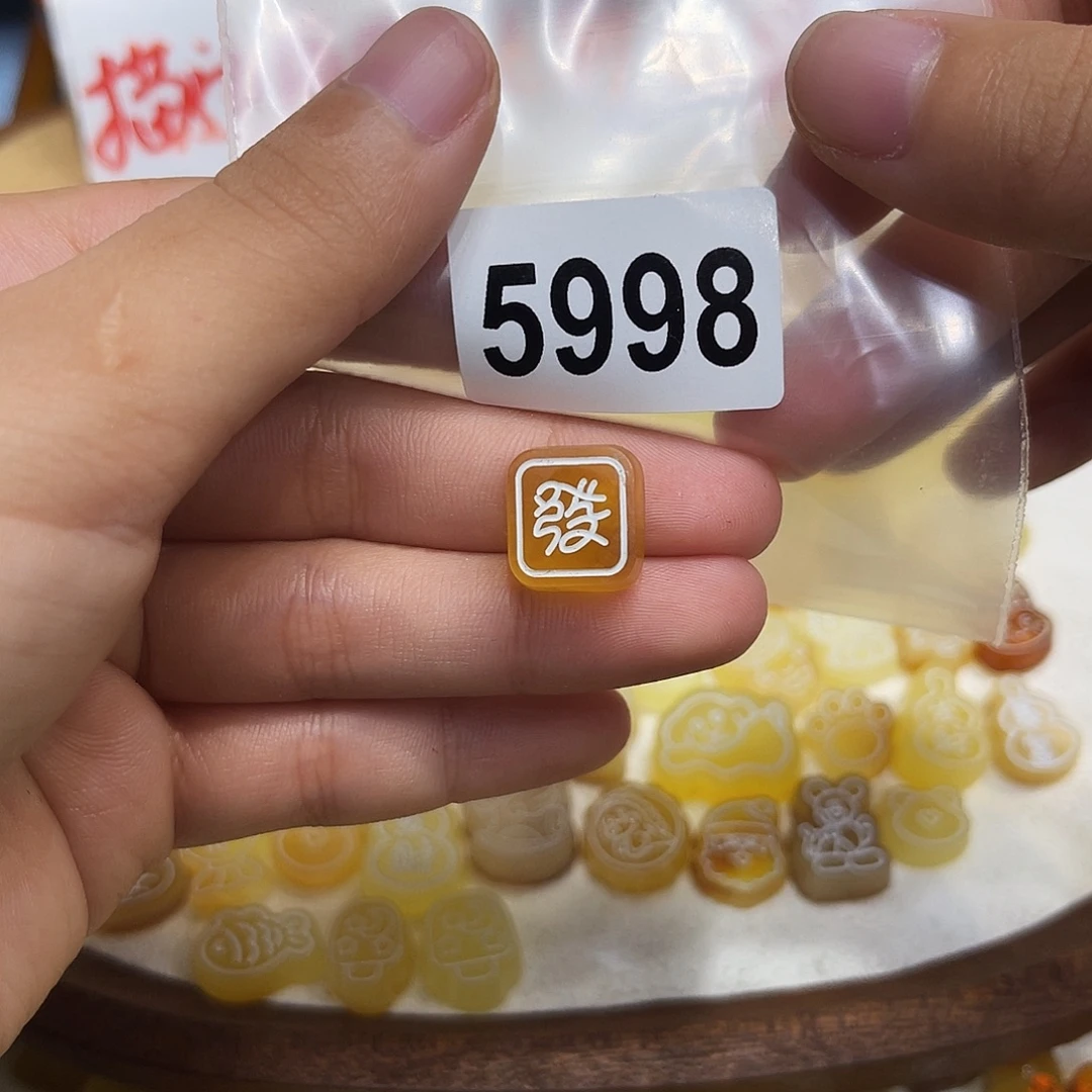 琥珀未镶嵌珠宝奇石