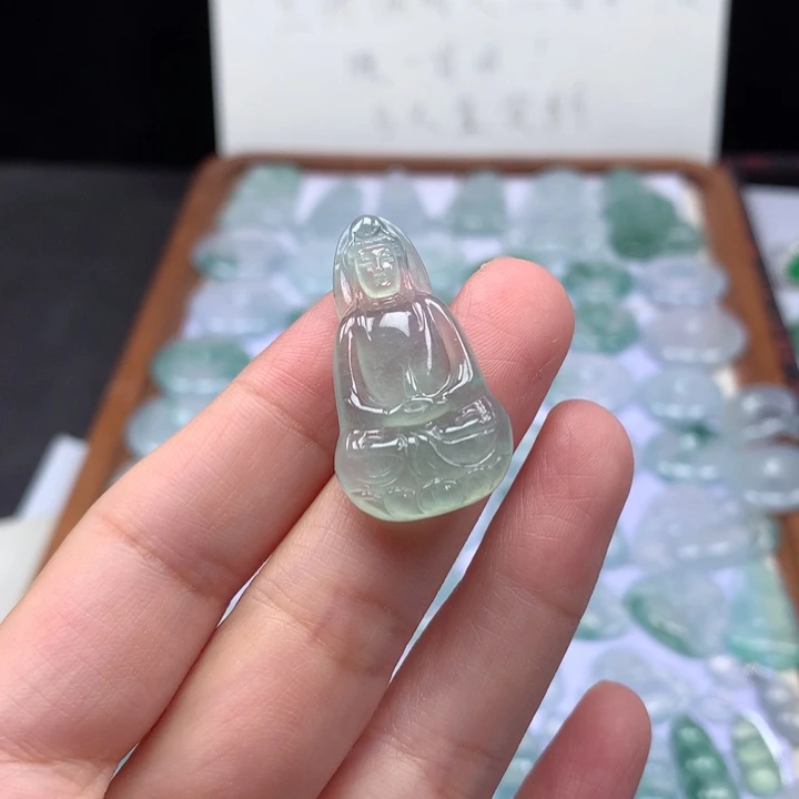 颈饰未镶嵌翡翠冰种晴底素衣观音