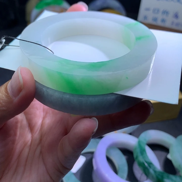 定制翡翠未镶嵌翡翠手镯