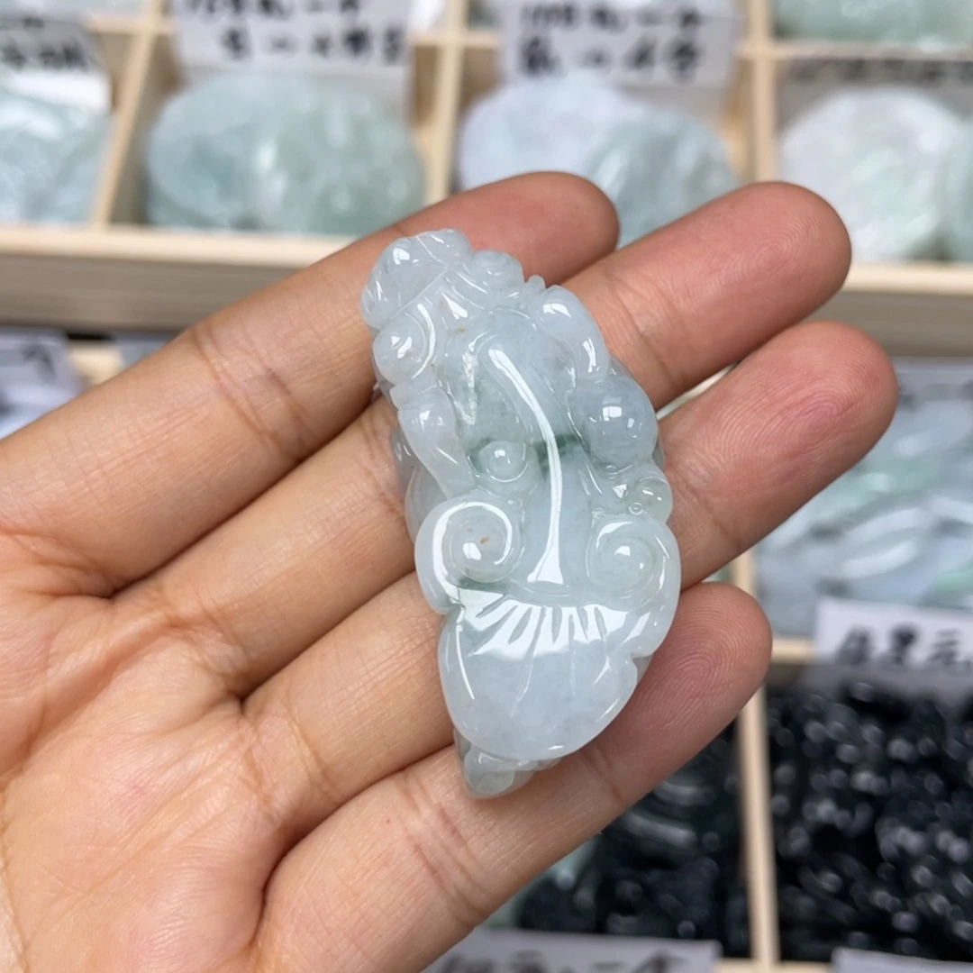 翡翠未镶嵌颈饰貔貅