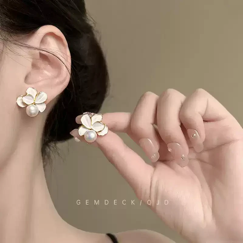 合金耳饰 法式复古白色花朵耳钉轻奢高级气质耳环小众设计耳饰