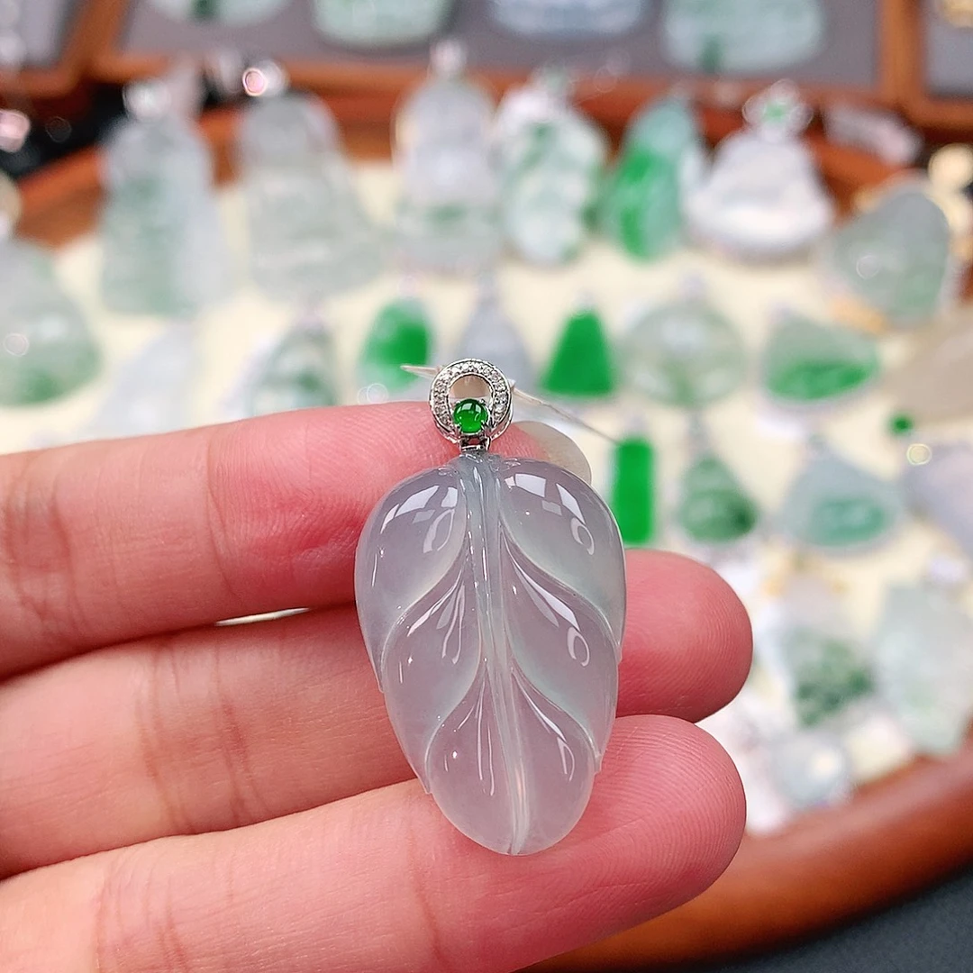 颈饰18K金镶嵌翡翠叶子