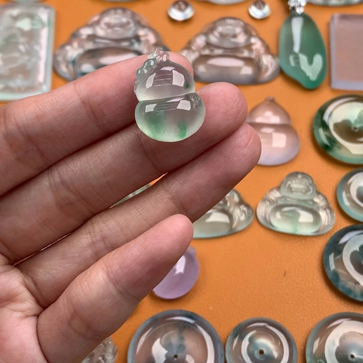 翡翠挂件未镶嵌…..