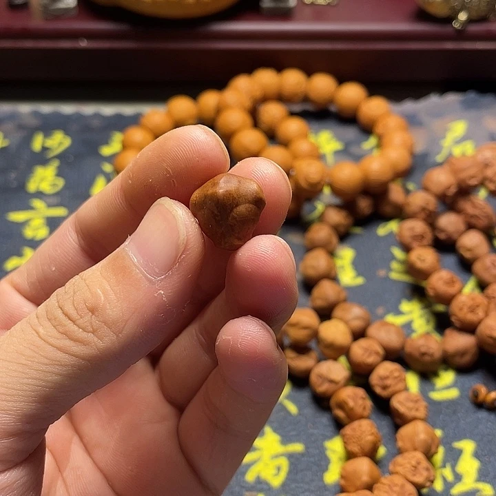 龙纹桃核雕刻鲨鱼三通