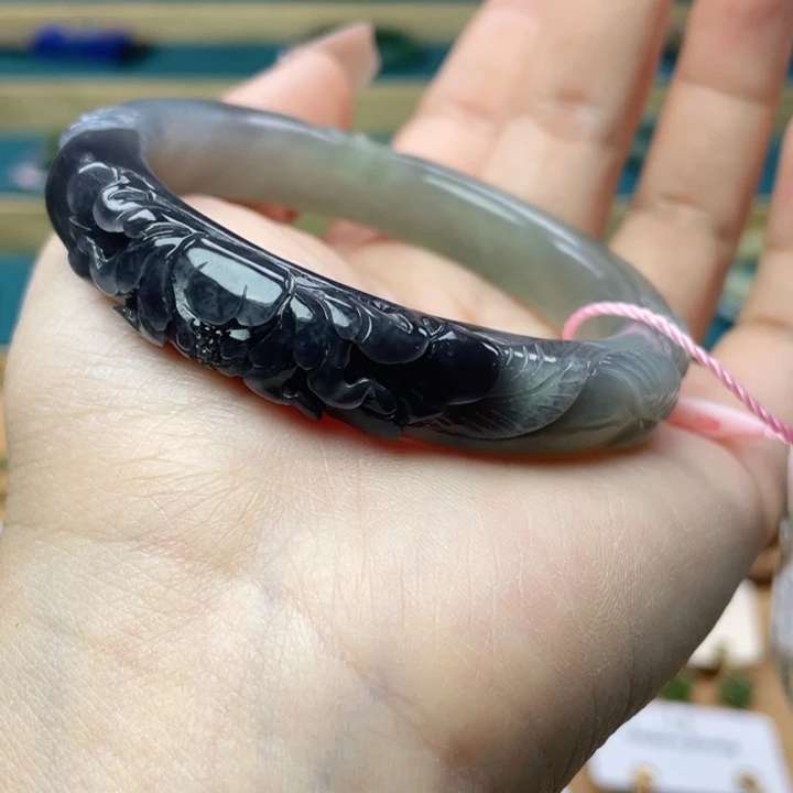 和田玉手镯55圈口。编号18未镶嵌