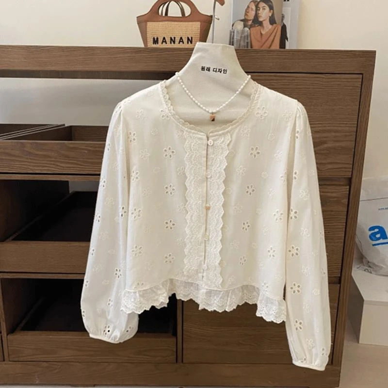 韩国东大门蕾丝花边圆领衬衫女早秋设计感荷叶边缕空刺绣小衫上衣