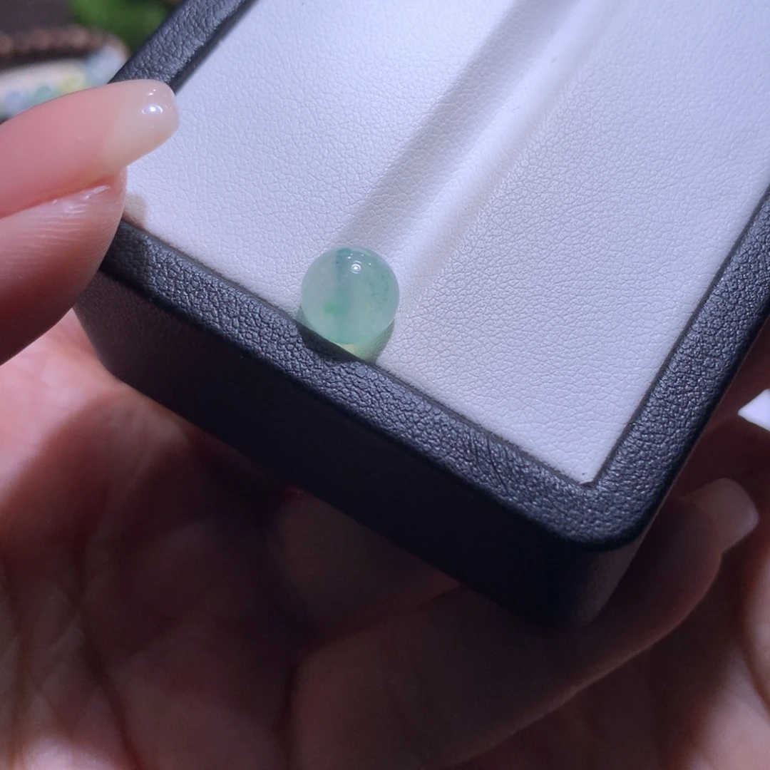 翡翠散珠特价甜绿飘金丝阳绿卡8