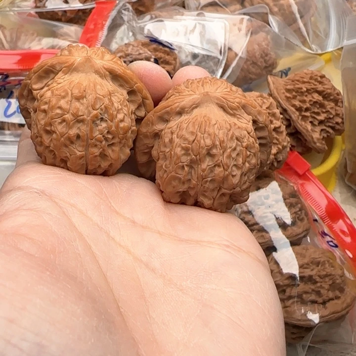 文玩核桃吊坠六*半血麒麟