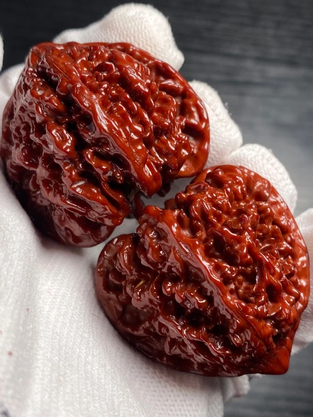 37mm玉化包浆老树满天星狮子头文玩核桃高油高密牛津红手把件