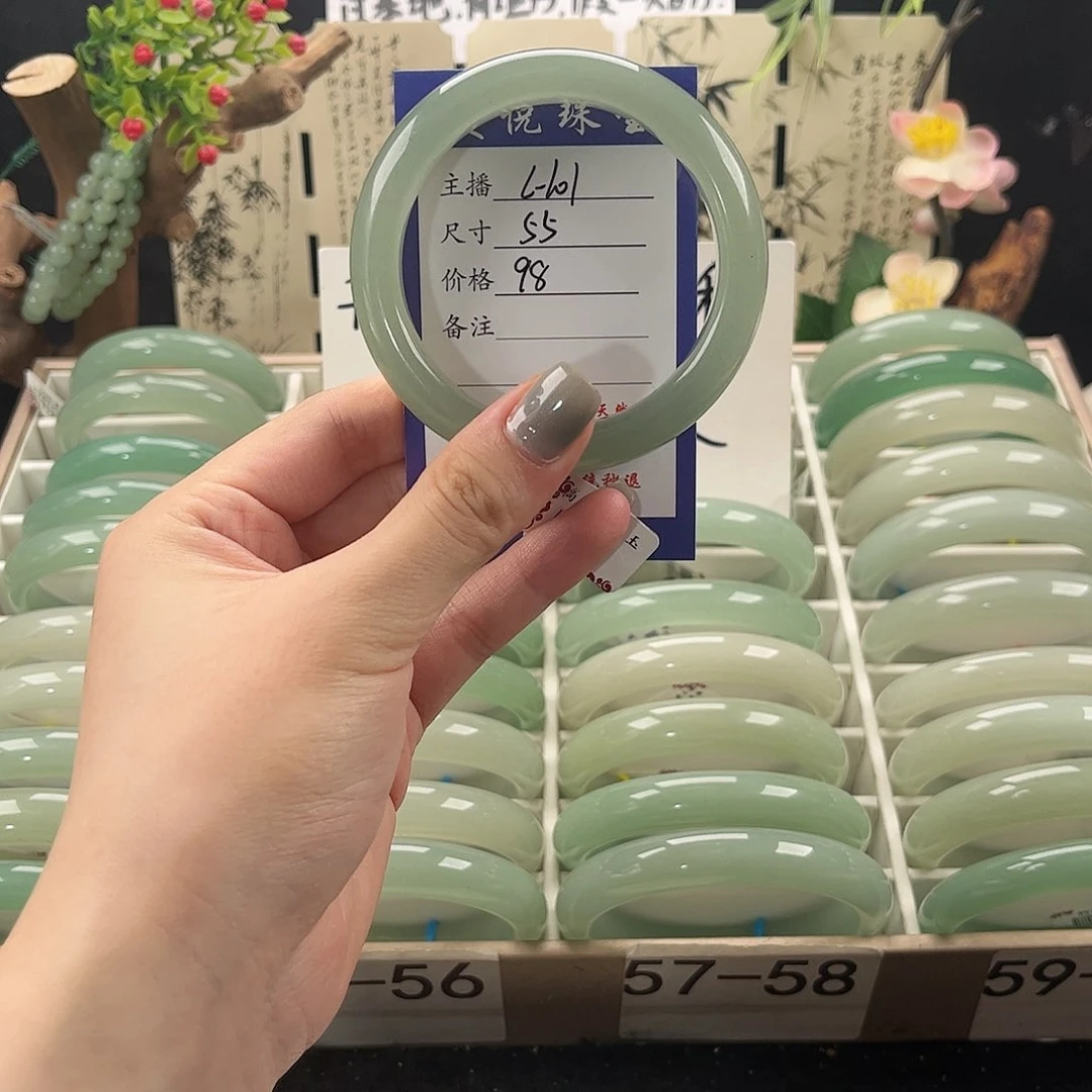 石英质玉手镯未镶嵌