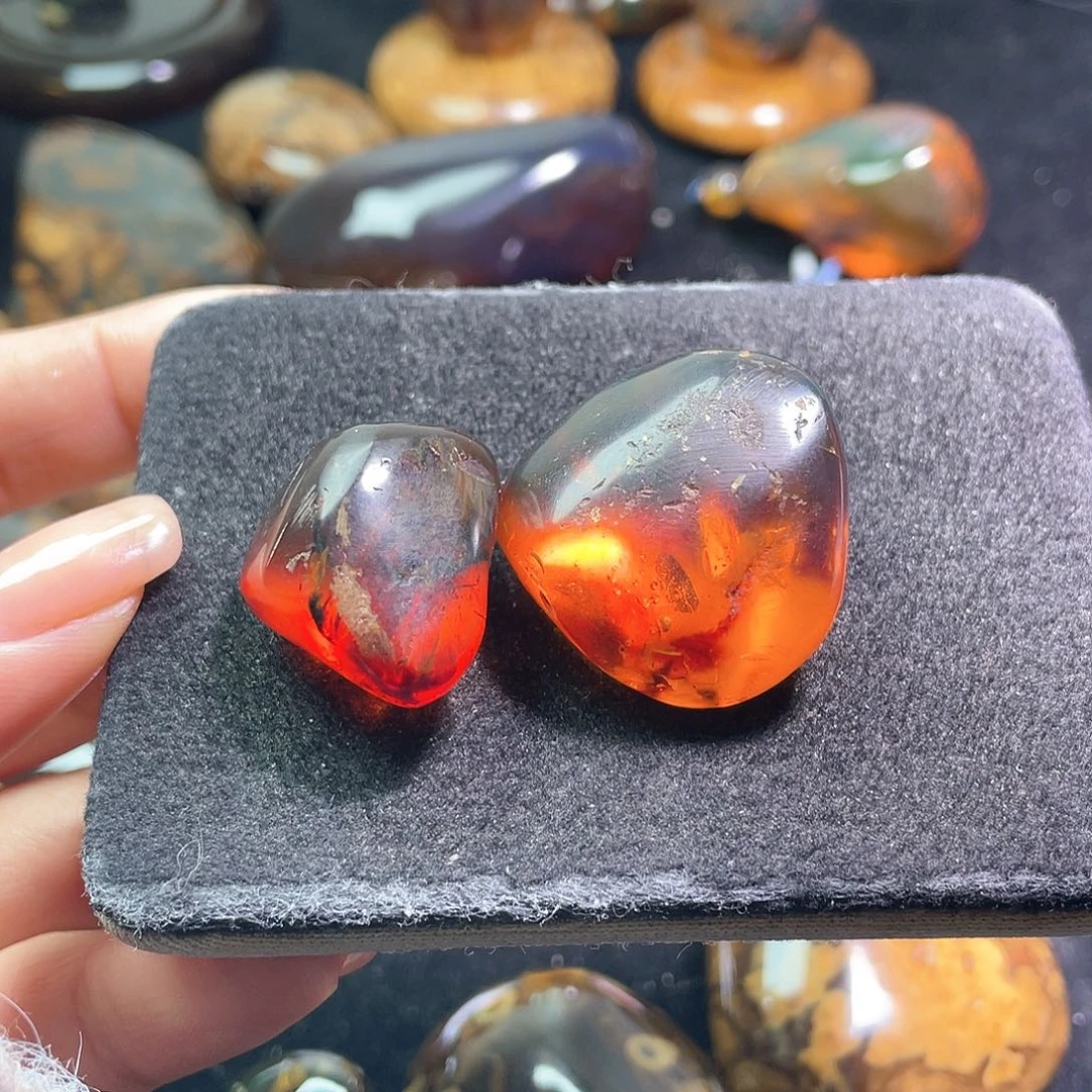 琥珀裸石未镶嵌？