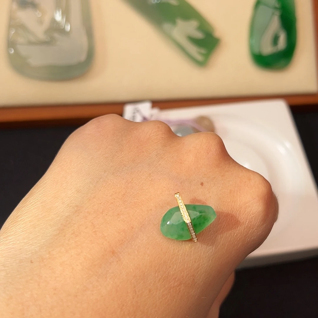 翡翠18K金镶嵌颈饰