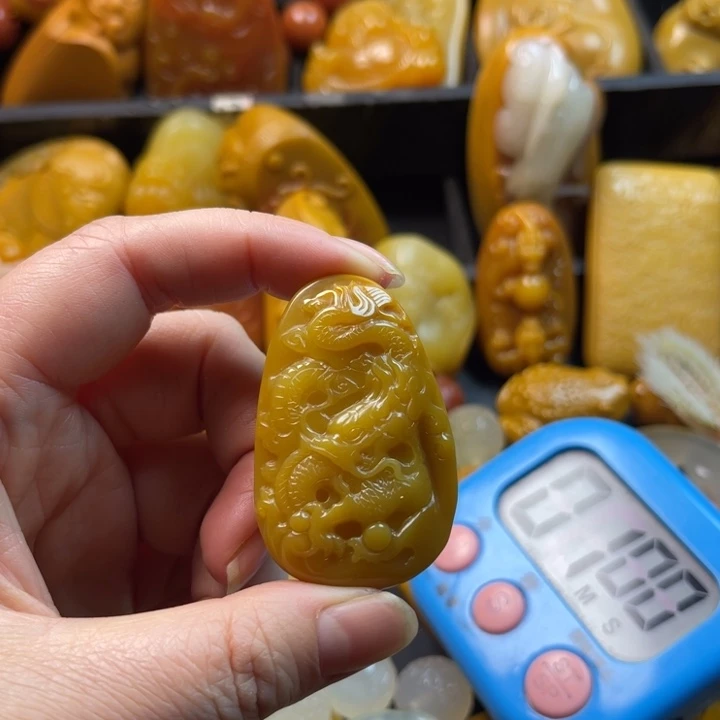 จ***บ石英质玉未镶嵌颈饰