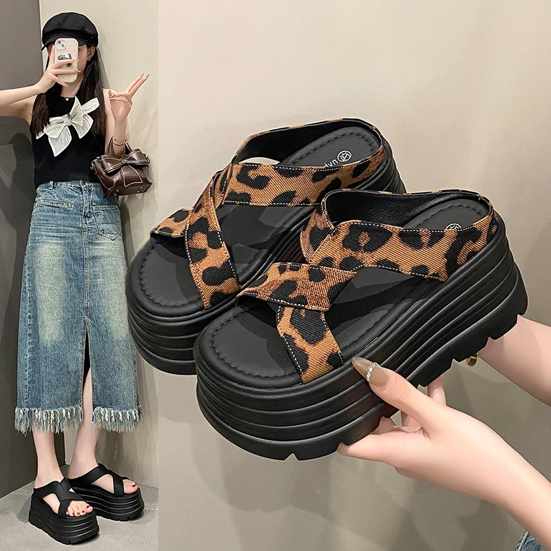 8cm厚底拖鞋女款2025新款夏季外穿时尚豹纹绝美配裙纽带显瘦凉拖
