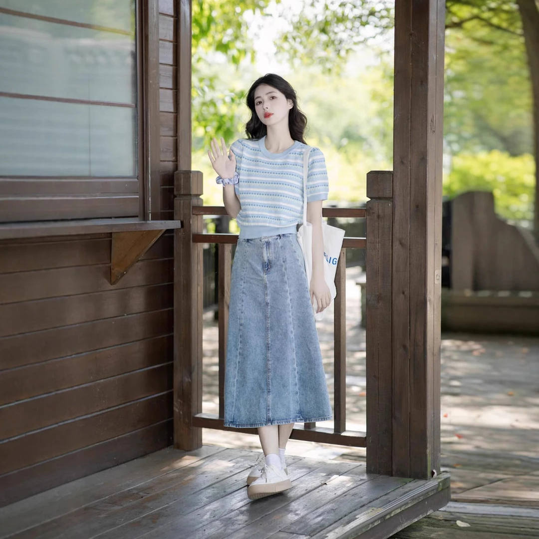 蓝色休闲夏日搭配针织潮流浅蓝牛仔半身裙时尚活泼温以凡穿搭