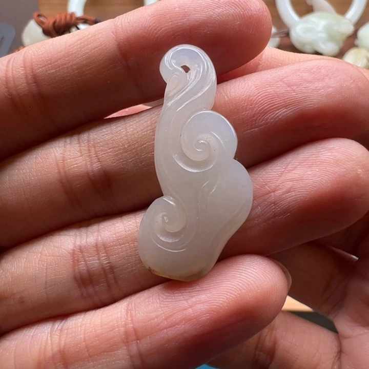 和田玉未镶嵌颈饰如意