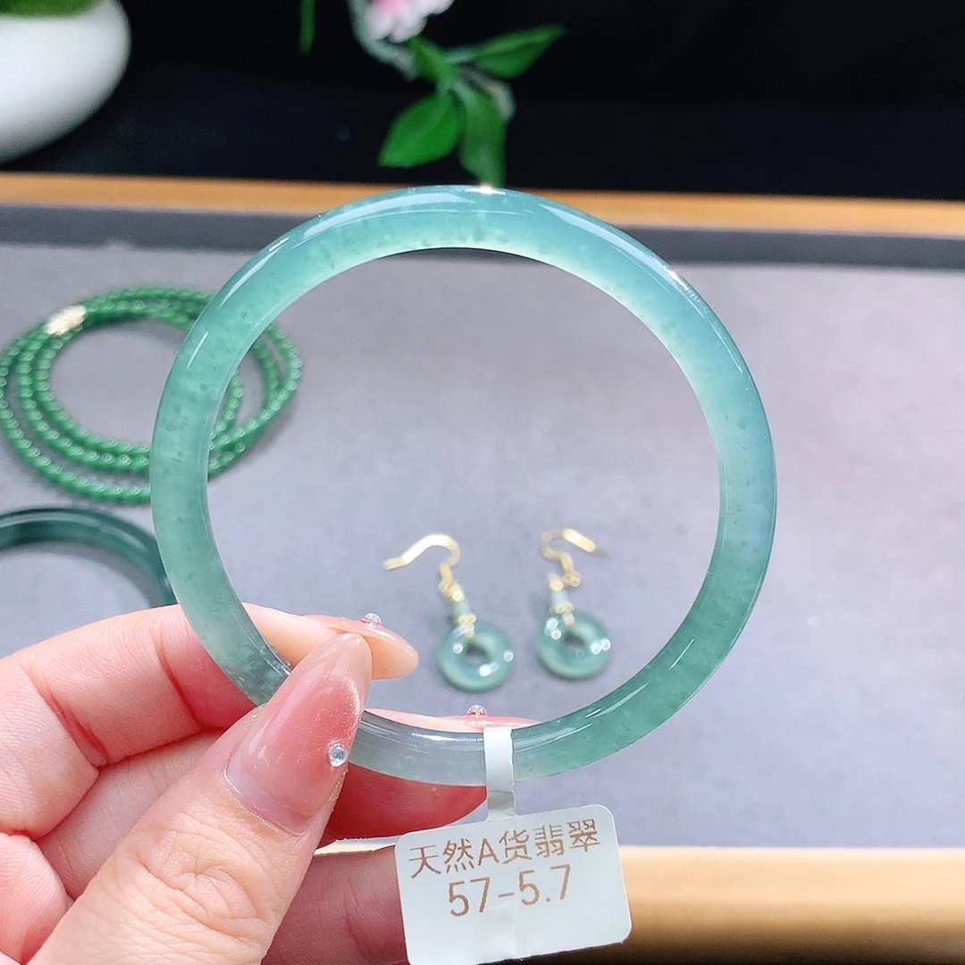未镶嵌手镯（圆镯）翡翠